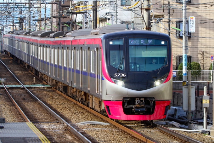 鉄道フォト・写真：京王電鉄 京王5000系電車(2代) 京王ライナー 5736 千歳烏山駅 鉄道フォト・写真 by BBsanさん - 撮影日 2023/01/06 08:53