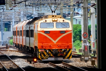 台湾鉄路管理局 E200型電気機関車 E229 鉄道フォト・写真 by BBsanさん ：2023年05月26日12時ごろ