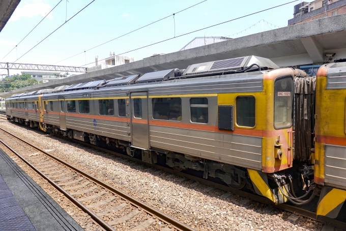 台湾鉄路管理局 DR1000型気動車 DRC1029 瑞芳車站 鉄道フォト・写真 by BBsanさん レイルラボ(RailLab)