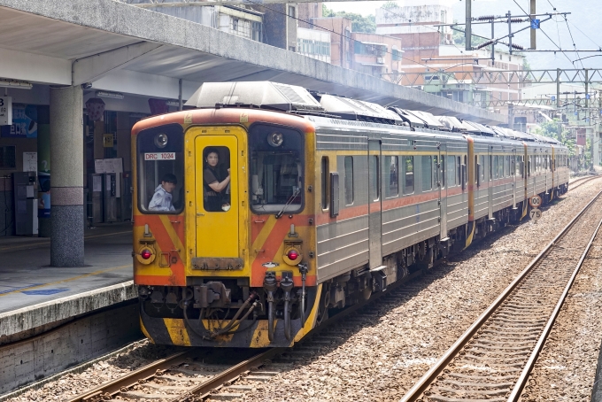 台湾鉄路管理局 DR1000型気動車 DRC1024 瑞芳車站 鉄道フォト・写真 by BBsanさん レイルラボ(RailLab)