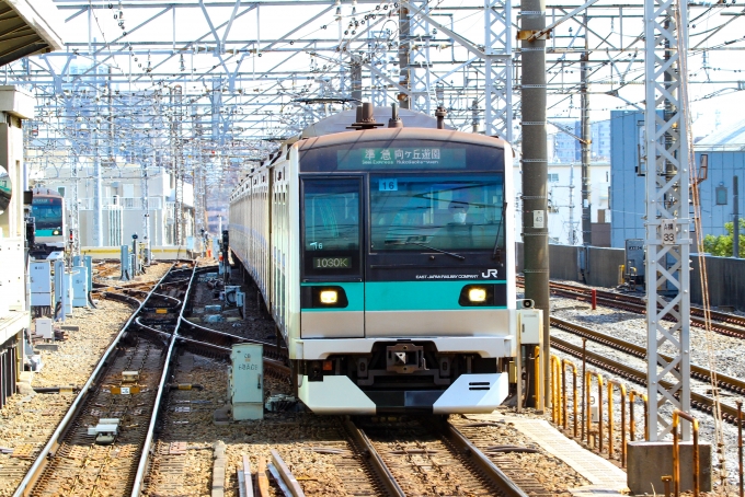 鉄道フォト・写真：JR東日本E233系電車 クハE232-7016 綾瀬駅 (東京メトロ) 鉄道フォト・写真 by BBsanさん - 撮影日 2021/03/11 11:31