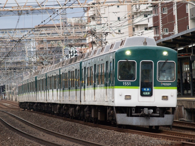 鉄道フォト・写真：京阪電鉄 京阪1000系電車(3代) 1551 土居駅 鉄道フォト・写真 by エーデル鳥取さん - 撮影日 2024/06/30 17:52