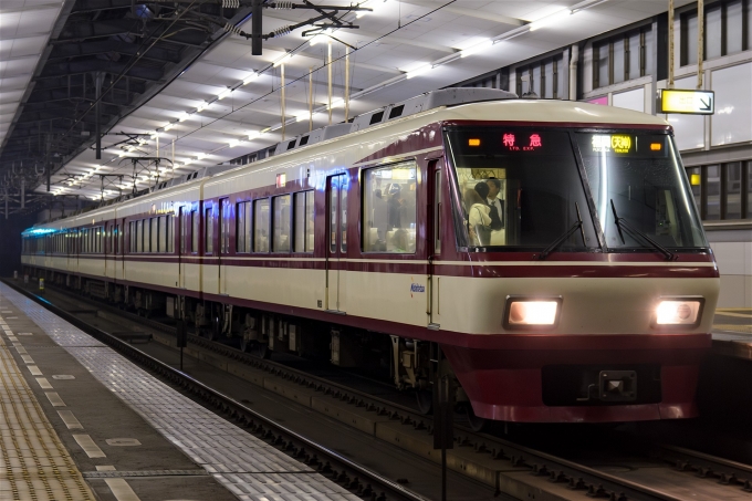 鉄道フォト・写真：西日本鉄道 西鉄8000形電車 8026 薬院駅 (西鉄) 鉄道フォト・写真 by えこださん - 撮影日 2016/01/04 17:51