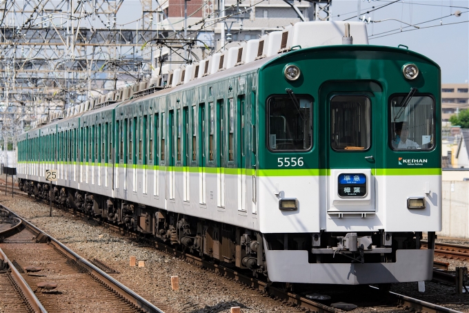 鉄道フォト・写真：京阪電鉄 京阪5000系電車 5556 守口市駅 鉄道フォト・写真 by えこださん - 撮影日 2017/07/19 09:05