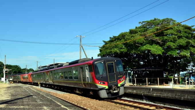 鉄道フォト・写真：JR四国2700系気動車 南風 2708 讃岐財田駅 鉄道フォト・写真 by 準急さん - 撮影日 2024/07/19 08:31