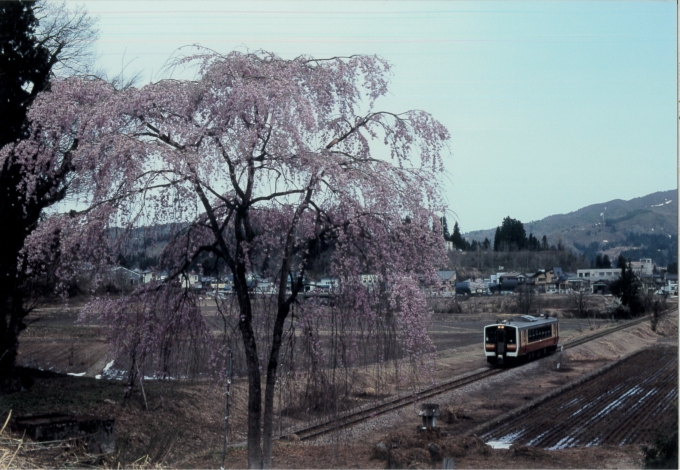 鉄道フォト・写真：JR東日本キハE120形気動車 越後広瀬駅 鉄道フォト・写真 by 二ヶ領用水の桜さん - 撮影日 2023/04/14 10:35