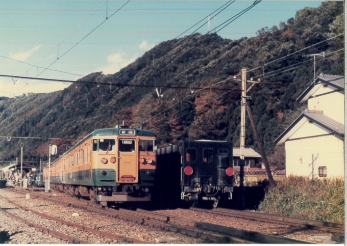 鉄道フォト・写真：秩父鉄道 国鉄115系電車 みつみね 波久礼駅 鉄道フォト・写真 by 二ヶ領用水の桜さん - 撮影日 1988/09/25 00:00