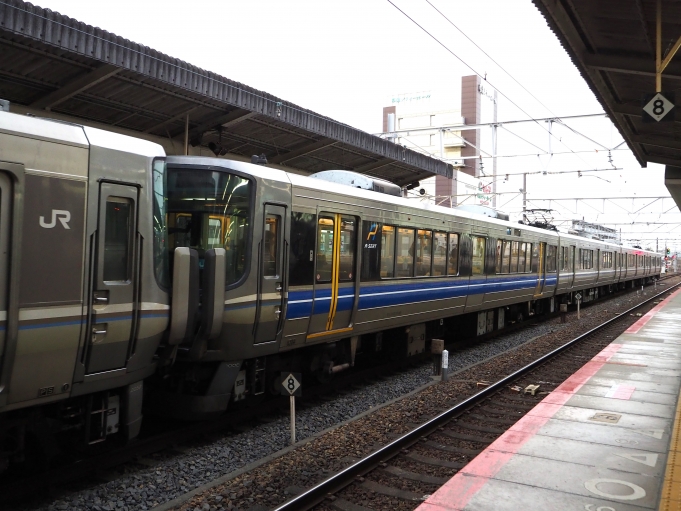 鉄道フォト・写真：JR西日本223系電車 クハ222-1008 草津駅 (滋賀県) 鉄道フォト・写真 by tokadaさん - 撮影日 2023/03/27 17:38