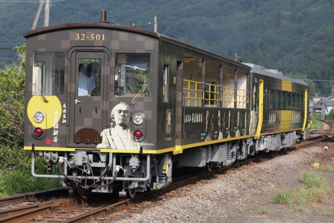 JR四国 国鉄キハ32形気動車 キクハ32-501 小島駅 鉄道フォト・写真 by express999さん | レイルラボ(RailLab)