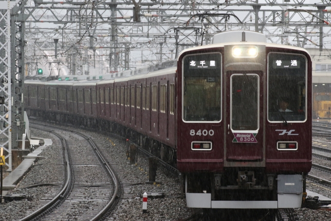 鉄道フォト・写真：阪急電鉄 阪急8300系電車 8400 十三駅 鉄道フォト・写真 by ポールスターさん - 撮影日 2024/06/21 07:47