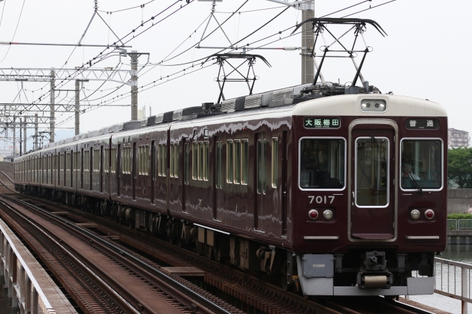 鉄道フォト・写真：阪急電鉄 阪急7000系電車 7017 神崎川駅 鉄道フォト・写真 by ポールスターさん - 撮影日 2024/06/27 07:42