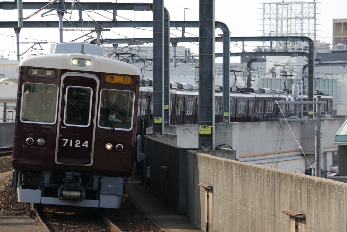 鉄道フォト・写真：阪急電鉄 阪急7000系電車 7124 豊中駅 鉄道フォト・写真 by ポールスターさん - 撮影日 2024/05/21 07:58