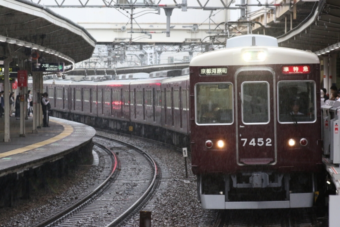 鉄道フォト・写真：阪急電鉄 阪急7300系電車 7452 十三駅 鉄道フォト・写真 by ポールスターさん - 撮影日 2024/07/11 08:22