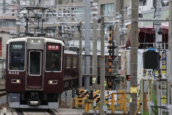 阪急電鉄 阪急8300形(Mc) 8332 鉄道フォト・写真 by ポールスターさん 十三駅：2024年07月04日08時ごろ