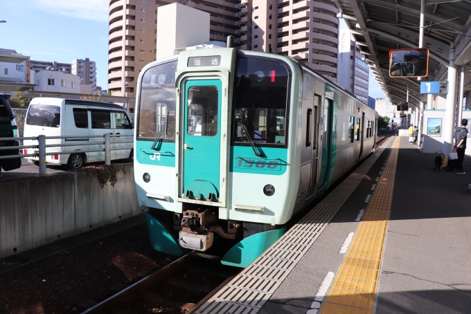 JR四国 1500形 1560 鉄道フォト・写真 by レフカーボさん 高松駅 (香川県)：2021年10月24日08時ごろ