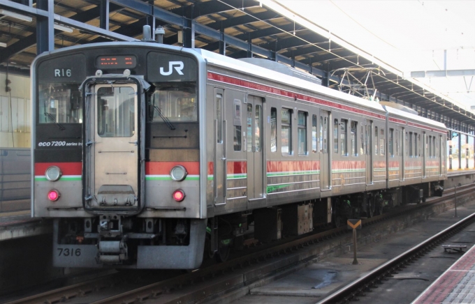 JR四国7200系電車 サンポート南風リレー号(快速) 7316 鉄道フォト・写真 by Yoshi＠LC5820さん 坂出駅：2022年12月20日12時ごろ
