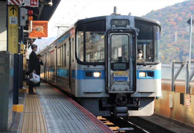 JR四国7000系電車 サンポート(快速) 7104 鉄道フォト・写真 by Yoshi＠LC5820さん 坂出駅：2022年12月20日12時ごろ