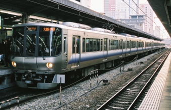 JR西日本223系電車 鉄道フォト・写真 by Yoshi＠LC5820さん 大阪駅：2006年01月05日00時ごろ