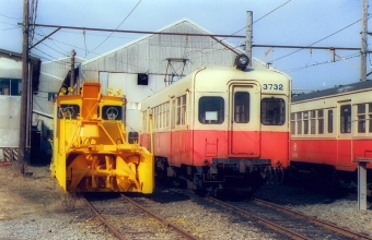 北陸鉄道 3732 鉄道フォト・写真 by norikadさん 鶴来駅：1988年12月30日00時ごろ
