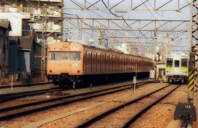 鉄道フォト・写真：JR西日本 国鉄103系電車  徳庵駅 鉄道フォト・写真 by norikadさん - 撮影日 1989/02/05 00:00