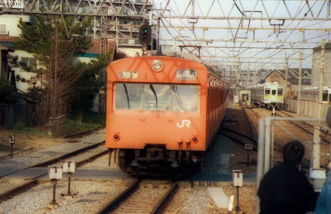 鉄道フォト・写真：JR西日本 国鉄101系電車 徳庵駅 鉄道フォト・写真 by norikadさん - 撮影日 1989/02/05 00:00