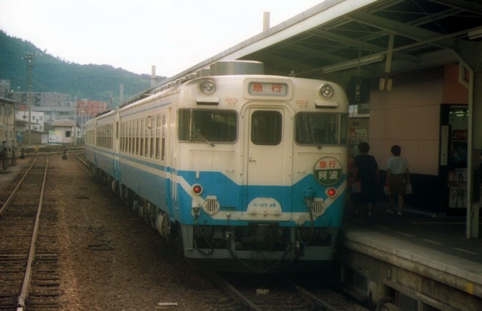 JR四国 国鉄キハ65形気動車 キハ65-46 高松駅 (香川県) 鉄道フォト 