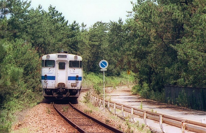 鉄道フォト・写真：JR九州 国鉄キハ40系気動車 海ノ中道駅 鉄道フォト・写真 by norikadさん - 撮影日 1992/07/25 00:00