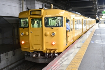 JR西日本 クハ111形 クハ111-2113 鉄道フォト・写真 by spockerさん 岡山駅：2021年10月13日22時ごろ