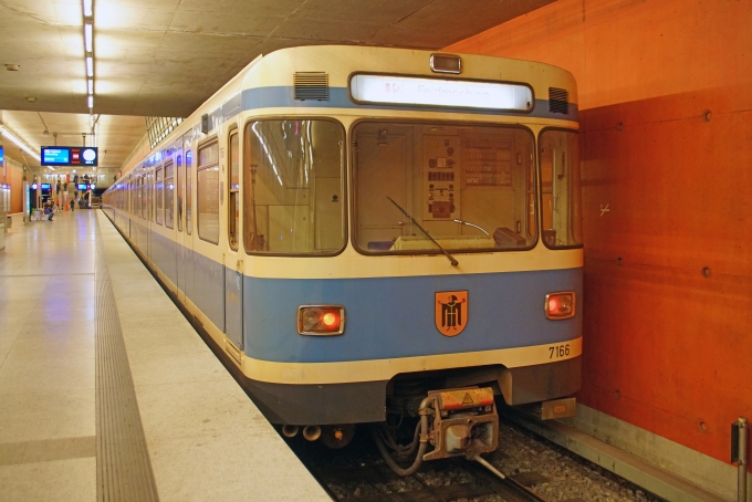 鉄道フォト・写真：Münchner U-Bahn(ミュンヘン地下鉄) MVG Class A 7166 Messestadt West 鉄道フォト・写真 by ちゃぽんさん - 撮影日 2019/11/12 06:42