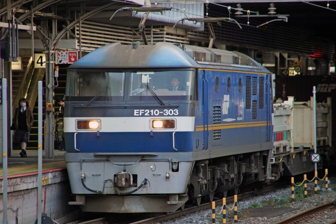 鉄道フォト・写真：JR貨物EF210形電気機関車 EF210-303 岡山駅 鉄道フォト・写真 by ちゃぽんさん - 撮影日 2024/03/01 07:17