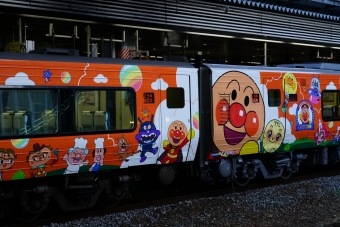 JR四国 2230 アンパンマン列車 2230 鉄道フォト・写真 by Sugikiyoさん 岡山駅：2018年12月25日16時ごろ