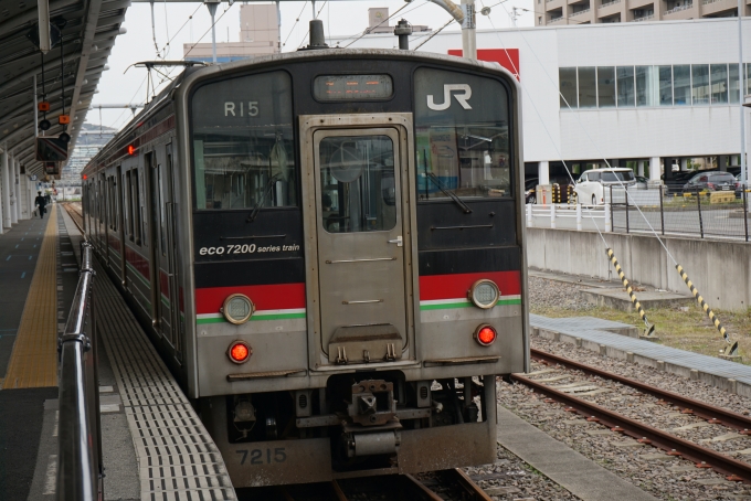 JR四国7200形(Mc) 7215 鉄道フォト・写真 by トレインさん 高松駅 (香川県)：2020年03月30日09時ごろ