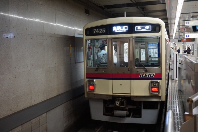 鉄道フォト・写真：京王電鉄 京王7000系電車 7425 新宿駅 (京王) 鉄道フォト・写真 by トレインさん - 撮影日 2021/06/05 12:26