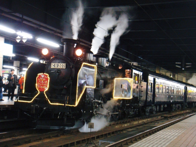 JR北海道 国鉄C11形蒸気機関車 SLクリスマスin小樽号 C11 207 札幌駅