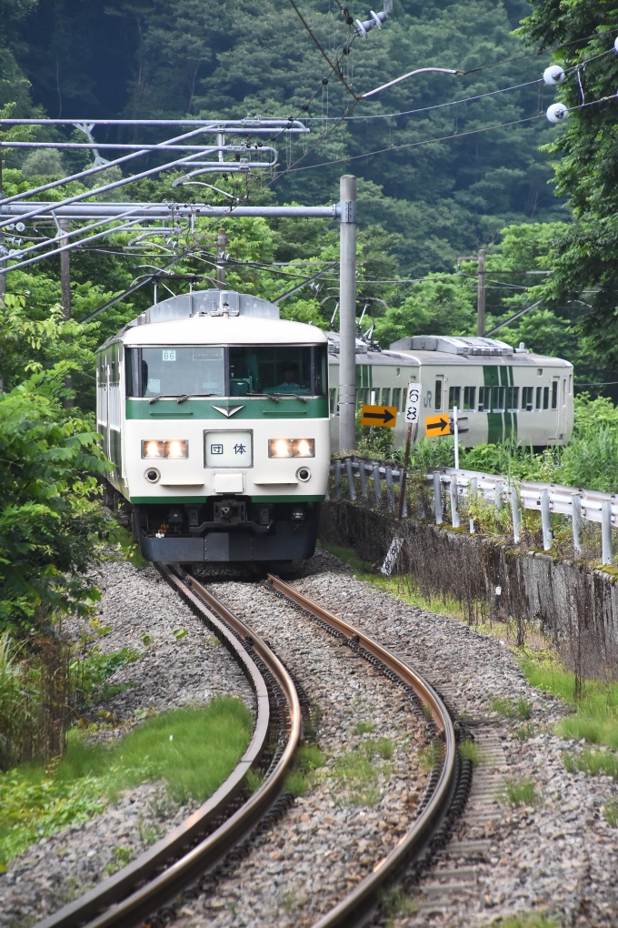 鉄道フォト・写真：JR東日本 国鉄185系電車 新宿発南小谷行き夜行国鉄型185系 クハ185-312 千国駅 鉄道フォト・写真 by おなだいさん - 撮影日 2024/07/14 07:58