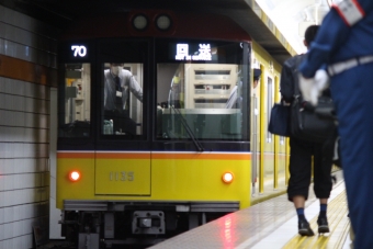 東京メトロ1100形 1135 鉄道フォト・写真 by 712Aさん 表参道駅：2016年11月20日16時ごろ