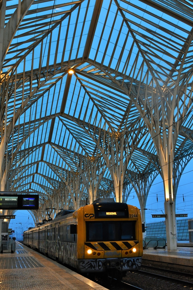 ポルトガル国鉄 Cp Comboios De Portugal Serie 2240 Da Cp 2244 リスボア オリエンテ Lisboa Oriente 鉄道フォト 写真 By Papaさん レイルラボ Raillab