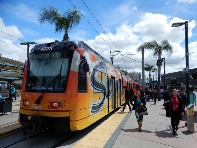 鉄道フォト・写真：サンディエゴ・トロリー（San Diego Trolley） サンディエゴ・トロリー4000形電車 4023 サンイシドロ駅（San Ysidro Transit Center） 鉄道フォト・写真 by papaさん - 撮影日 2019/04/05 13:04