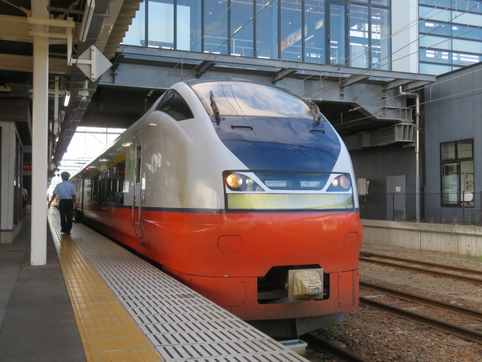 JR東日本 クロハE750形 つがる(特急) クロハE750-2 鉄道フォト・写真 by kinokuniさん 弘前駅 (JR)：2023年08月28日16時ごろ
