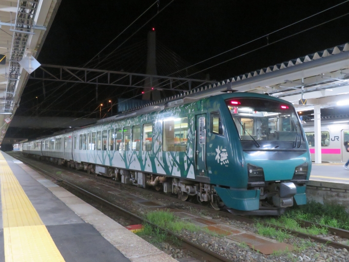 JR東日本 HB-E302形 リゾートしらかみ(快速) HB-E302-5 鉄道フォト・写真 by kinokuniさん 青森駅 (JR)：2023年08月28日19時ごろ