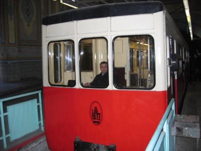 鉄道フォト・写真：Metro Istanbul  カラキョイ駅 鉄道フォト・写真 by koreanrailfanさん - 撮影日 2007/02/12 08:08