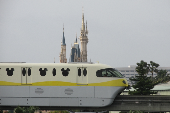 舞浜リゾートライン10形(Tc) 21 鉄道フォト・写真 by BOEING737MAX-8さん 舞浜駅：2018年04月06日08時ごろ