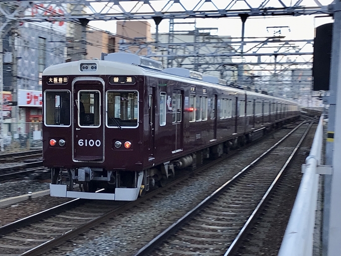 鉄道フォト・写真：阪急電鉄 阪急6000系電車 6100 十三駅 鉄道フォト・写真 by てばどめさん - 撮影日 2023/01/21 16:29