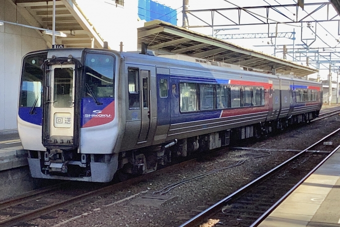 鉄道フォト・写真：JR四国2000系気動車 2460 松山駅 (愛媛県) 鉄道フォト・写真 by てばどめさん - 撮影日 2023/08/28 08:11