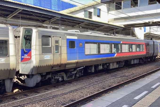 鉄道フォト・写真：JR四国2000系気動車 2460 松山駅 (愛媛県) 鉄道フォト・写真 by てばどめさん - 撮影日 2023/08/28 09:16