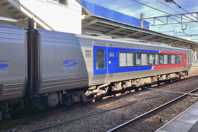 鉄道フォト・写真：JR四国2000系気動車 2429 松山駅 (愛媛県) 鉄道フォト・写真 by てばどめさん - 撮影日 2023/08/28 09:17