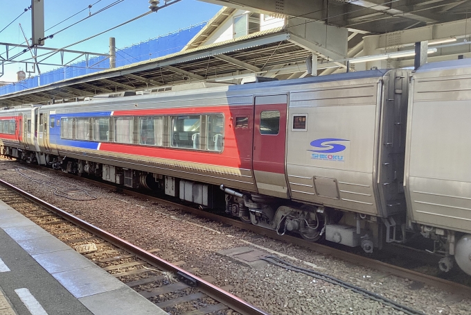 鉄道フォト・写真：JR四国2000系気動車 2460 松山駅 (愛媛県) 鉄道フォト・写真 by てばどめさん - 撮影日 2023/08/28 09:17