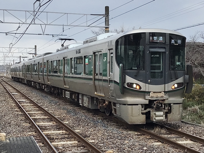 鉄道フォト・写真：JR西日本227系電車 クモハ227-1028 三輪駅 鉄道フォト・写真 by てばどめさん - 撮影日 2023/01/02 12:52