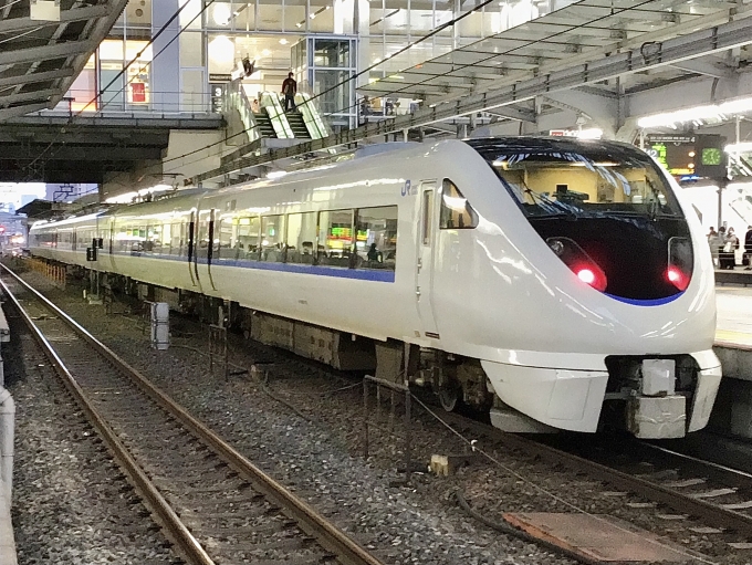 鉄道フォト・写真：JR西日本 683系電車 クロ683-4 大阪駅 鉄道フォト・写真 by てばどめさん - 撮影日 2023/01/02 17:02