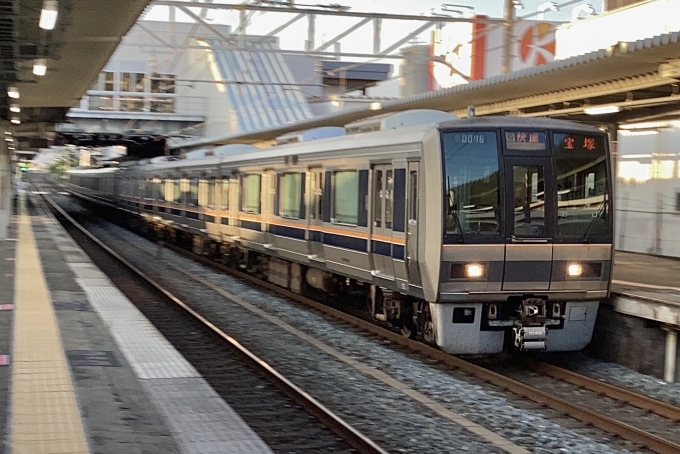 鉄道フォト・写真：JR西日本207系電車 クハ206-1049 野崎駅 (大阪府) 鉄道フォト・写真 by てばどめさん - 撮影日 2023/07/29 18:24